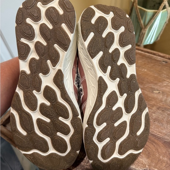 New Balance Tan Sneakers - Picture 6 of 7